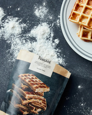 Biologische wafel en pannenkoekenmix 300g van Nicolas Vahe, in een gestileerde detailopstelling
