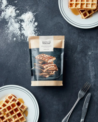 Biologische wafel en pannenkoekenmix 300g van Nicolas Vahe, in een culinaire setting met bijpassende ingrediënten