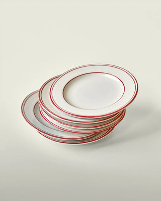 Bistro bord rood 21cm - set van 2 van Nicolas Vahe, in een culinaire setting met bijpassende ingrediënten