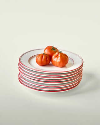 Bistro bord rood 27cm - set van 2 van Nicolas Vahe, in een culinaire setting met bijpassende ingrediënten