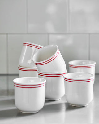 Bistro mok rood wit - set van 2 van Nicolas Vahe, in een culinaire setting met bijpassende ingrediënten