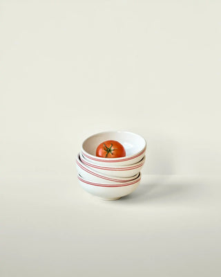Bistro schaal rood 15cm - set van 2 van Nicolas Vahe, in een culinaire setting met bijpassende ingrediënten