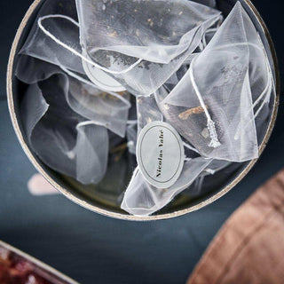 Black tea Quince en lemon van Nicolas Vahe, in een gestileerde detailopstelling