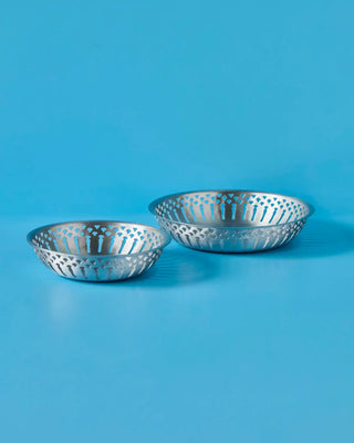Broodmanden Bread Antiek zilver - set van 2 van Nicolas Vahe, in een culinaire setting met bijpassende ingrediënten