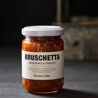 Bruschetta artisjok en tomaat van Nicolas Vahe, in een smaakvolle setting met bijpassende ingrediënten