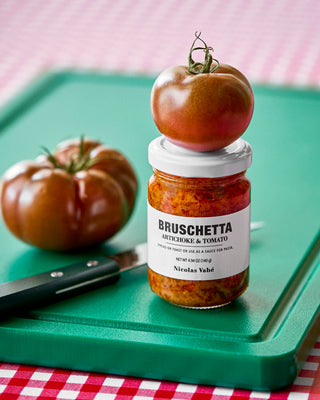 Bruschetta artisjok en tomaat van Nicolas Vahe, gepresenteerd in een culinaire keuken- of tafelsetting