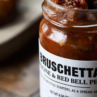 Bruschetta aubergine en paprika van Nicolas Vahe, van dichtbij met etiket en productdetails zichtbaar
