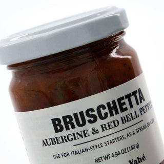 Bruschetta aubergine en paprika van Nicolas Vahe, met materiaal en structuur van dichtbij zichtbaar