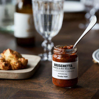Bruschetta aubergine en paprika van Nicolas Vahe, in een culinaire setting met bijpassende ingrediënten