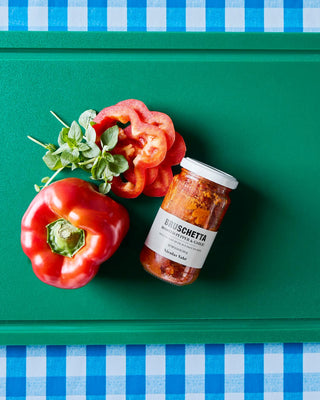 Bruschetta Geroosterde Paprika & Knoflook – 185 g van Nicolas Vahe, in een culinaire setting met bijpassende ingrediënten