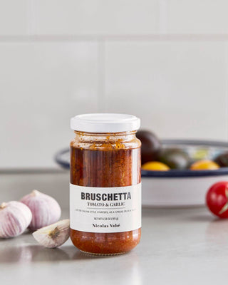 Bruschetta Tomaat & Knoflook – 185 g van Nicolas Vahe, in een culinaire setting met bijpassende ingrediënten