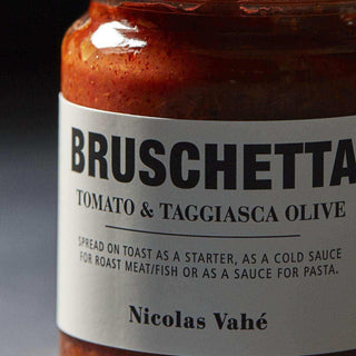Bruschetta tomaat en Taggiasca olijf van Nicolas Vahe, van dichtbij met etiket en productdetails zichtbaar