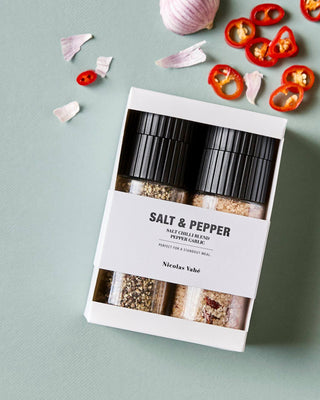 Cadeaubox Chilizout & Knoflookpeper – 180 g van Nicolas Vahe, in een culinaire setting met bijpassende ingrediënten