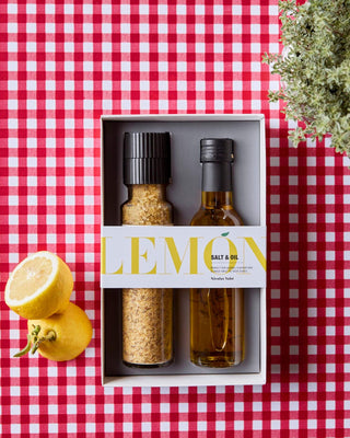 Cadeaubox Citroenzout & Olie met Tijm – 320 g van Nicolas Vahe, in een culinaire setting met bijpassende ingrediënten