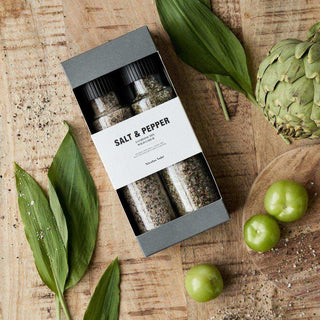 Cadeaubox Everyday mix & Wild garlic van Nicolas Vahe, in een culinaire setting met bijpassende ingrediënten