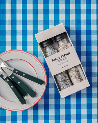 Cadeaubox Everyday Mix Truffel & Herbes de Provence van Nicolas Vahe, in een culinaire setting met bijpassende ingrediënten