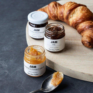 Cadeaubox Favoriet jam - 3 stuks van Nicolas Vahe, in een culinaire setting met bijpassende ingrediënten