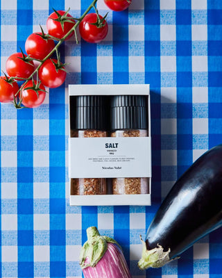 Cadeaubox Gerookt Zout & BBQ Kruiden van Nicolas Vahe, in een culinaire setting met bijpassende ingrediënten