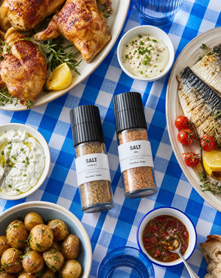 Cadeaubox Gerookt Zout & BBQ Kruiden van Nicolas Vahe, gepresenteerd in een culinaire tafelsetting
