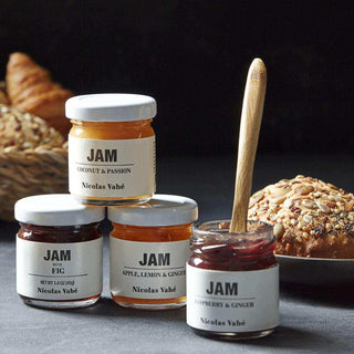 Cadeaubox mini jam - 4 stuks van Nicolas Vahe, in een culinaire setting met bijpassende ingrediënten