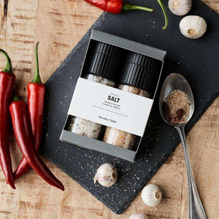 Cadeaubox Organic Secret blend & Salt, Garlic & Chilli salt, in een culinaire setting met bijpassende ingrediënten