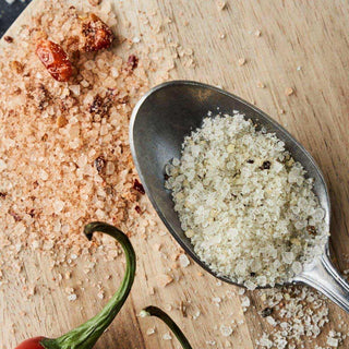 Cadeaubox Parmesan & Basil salt & Chilli salt van Nicolas Vahe, van dichtbij met de inhoud van de cadeauset zichtbaar