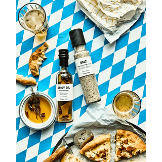 Cadeaubox Pizza seasoning & oil van Nicolas Vahe, in een culinaire setting met bijpassende ingrediënten