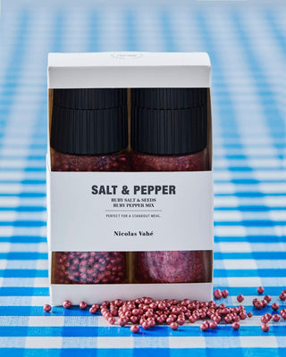Cadeaubox Ruby Zout & Zaden + Pepermix – 170 g van Nicolas Vahe, in een culinaire setting met bijpassende ingrediënten