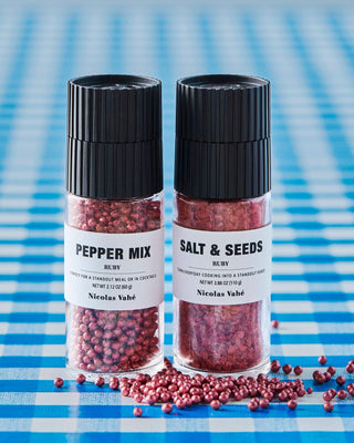 Cadeaubox Ruby Zout & Zaden + Pepermix – 170 g van Nicolas Vahe, gepresenteerd in een culinaire tafelsetting