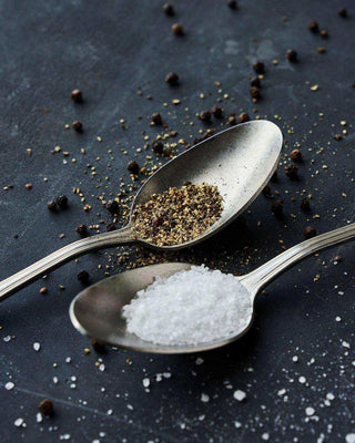 Cadeaubox Salt & Organic Pepper van Nicolas Vahe, van dichtbij met de inhoud van de cadeauset zichtbaar