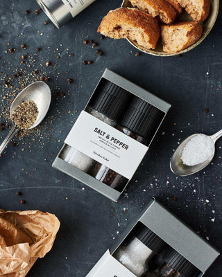 Cadeaubox Salt & Organic Pepper van Nicolas Vahe, in een culinaire setting met bijpassende ingrediënten
