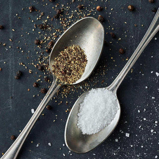 Cadeaubox Salt & Pepper van Nicolas Vahe, van dichtbij met de inhoud van de cadeauset zichtbaar
