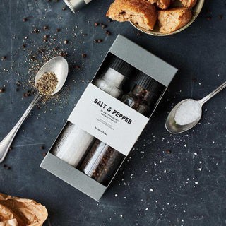 Cadeaubox Salt & Pepper van Nicolas Vahe, in een culinaire setting met bijpassende ingrediënten