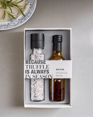 Cadeaubox Truffelzout & Truffelolie van Nicolas Vahe, in een culinaire setting met bijpassende ingrediënten