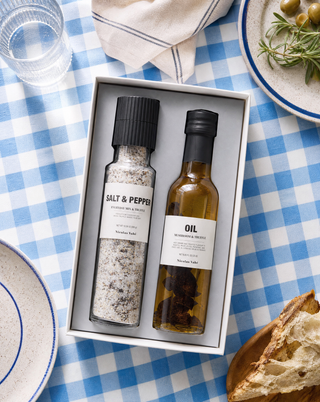 Cadeaubox Truffelzout & Truffelolie van Nicolas Vahe, gepresenteerd in een culinaire tafelsetting