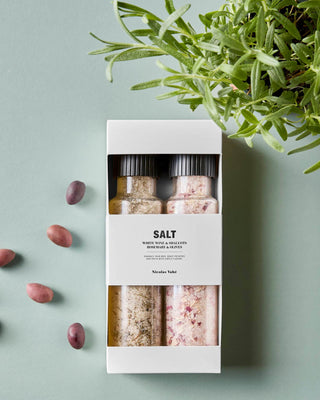 Cadeaubox Witte Wijn & Sjalot Zout + Rozemarijn & Olijf Zout, in een culinaire setting met bijpassende ingrediënten