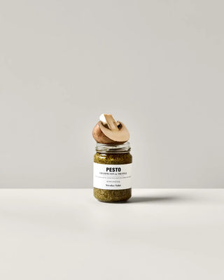 Champignon en truffel Pesto 135g van Nicolas Vahe, in een culinaire setting met bijpassende ingrediënten