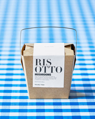 Champion risotto pakket van Nicolas Vahe, in een culinaire setting met bijpassende ingrediënten
