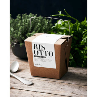 Champion risotto pakket van Nicolas Vahe, in een culinaire setting met bijpassende ingrediënten, vanuit een tweede beeldhoek