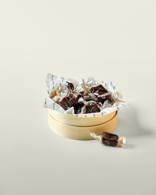 Chocoladetoffee met cacaosmaak 150g van Nicolas Vahe, in een culinaire setting met bijpassende ingrediënten
