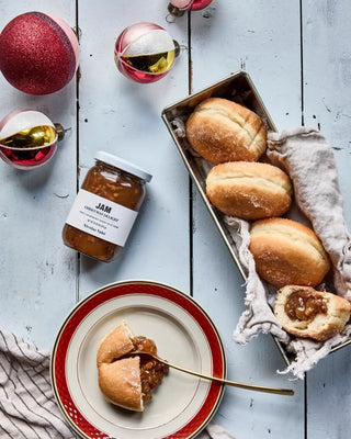 Christmas delight jam 235g van Nicolas Vahe, in een culinaire setting met bijpassende ingrediënten