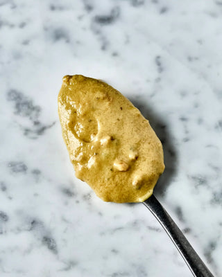 Christmas mustard Hazelnut & truffle 270g van Nicolas Vahe, in een gestileerde detailopstelling