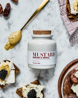 Christmas mustard Hazelnut & truffle 270g van Nicolas Vahe, in een culinaire setting met bijpassende ingrediënten