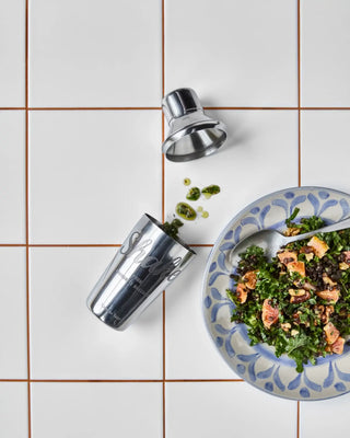 Cocktailshaker Shake Zilver van Nicolas Vahe, in een culinaire setting met bijpassende ingrediënten