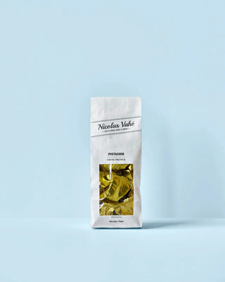 Cocoa truffle Pistachio – 110g van Nicolas Vahe, in een culinaire setting met bijpassende ingrediënten