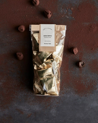 Cocoa truffles Coconut & crunch 110g van Nicolas Vahe, in een culinaire setting met bijpassende ingrediënten