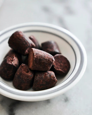 Cocoa truffles Popcorn grootverpakking - 3 kg van Nicolas Vahe, toegepast in een sfeervolle interieursetting