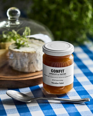 Confituur abrikoos en tijm van Nicolas Vahe, in een culinaire setting met bijpassende ingrediënten