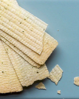 Crispy snack Sour cream & onion 75g van Nicolas Vahe, in een gestileerde detailopstelling