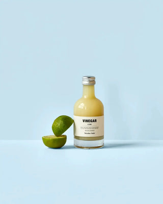 De Zure Smaakmakers – azijnbundel 5 x 200 ml van Nicolas Vahe, in een culinaire setting met bijpassende ingrediënten